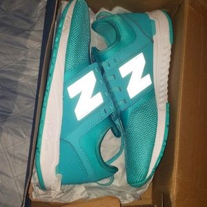 Tennis shoes